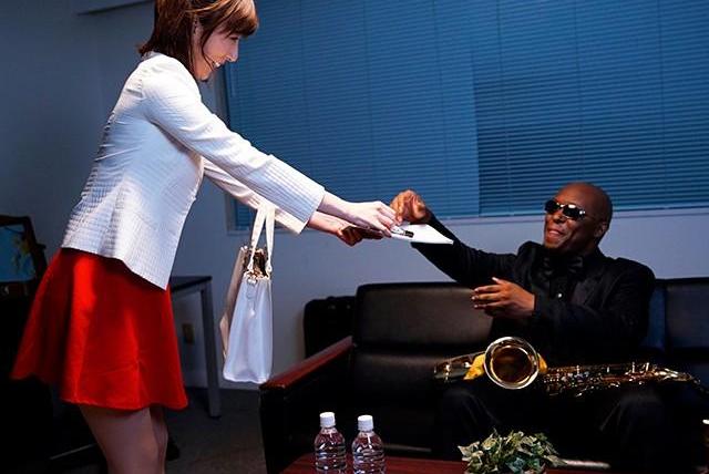 【黒人ジャズNTR】憧れマグナムに妻が中出し妊娠…帰国記念DVDの衝撃映像絶望！