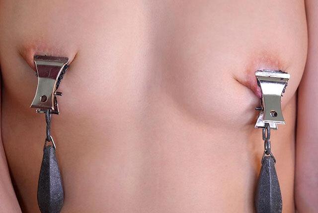 【鉄拘束蹂躙】スレンダー美少女コルセット締め上げ鉄具自由奪い性玩具扱い！痛み快感生実感叩きスパンキング中出し絶叫！