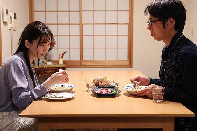 【鈴木真夕】セックスレス妻が出張ホストで発散…隣オヤジに覗かれふしだら肉体悦び堕ち！