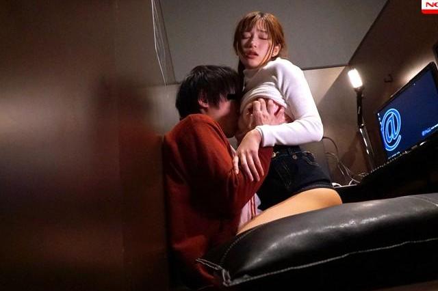 【寝取られ密着誘惑】素人彼氏を彼女のそばで奪い取る…天使級美女のNTR性交で心も体も虜にしちゃう！